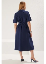  Collection فستان منسوج متوسط ​​الطول مبطن بالبوبلين باللون الأزرق الداكن مع بطانة وحزام TWOSS25EL00060