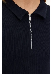  Collection بلوزة مضلعة بياقة بولو باللون الأزرق الداكن - تفاصيل سحاب، محبوكة قابلة للتمدد، مقاس مناسب TWOSS23BZ00496