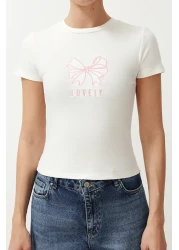  Collection تي شيرت بطبعة شريطية قابلة للتمدد - يجلس على الجسم، إكرو TWOSS24TS00231