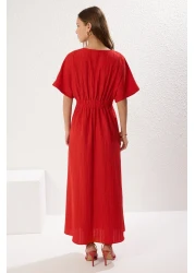  Collection فستان ماكسي منسوج باللون الأحمر على شكل حرف A مع تفاصيل صدرية على شكل حرف V TWOSS24EL00620