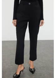  Collection بنطال أسود أساسي من القماش المنسوج بأرجل ضيقة TWOSS19ST0038