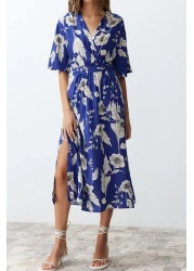  Collection فستان منسوج متوسط الطول بحزام أزرق وطبعة زهور على شكل حرف A ورقبة مزدوجة الصدر TWOSS24EL00915