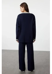  Modest طقم كارديجان وبنطلون تريكو باللون الأزرق الداكن بأزرار ذهبية وجيوب - TCTAW24US00107