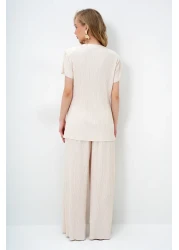 Trend Alaçatı Stili طقم بلوزة وبنطلون بياقة دائرية وفتحة مفصلة وأزرار ذهبية للنساء باللون البيج ALC-X14138