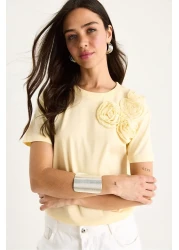 Bianco Lucci تي شيرت نسائي برقبة دائرية مع إكسسوارات زهور 60602030