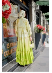 LOCCO فستان نسائي منقوش بأوراق التذهيب باللون الأخضر الفستقي