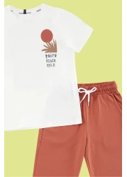 TRENDYOLKIDS طقم محبوك باللون الأزرق الداكن للأولاد - تي شيرت وسروال قصير مصنوع من القطن بنسبة 100% مع طباعة خلفية TKDSS24AU00008