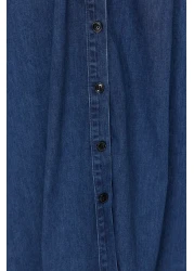  Collection فستان قميص طويل من قماش الدنيم باللون الأزرق الداكن مع حزام TWOSS24EL00923