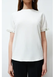  Collection تي شيرت محبوك بقصة عادية/عادية ومزين باللؤلؤ الأبيض TWOSS24TS00070