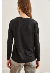 Olalook بلوزة نسائية سوداء من الفيسكوز برقبة على شكل حرف V - BLZ- 19002729