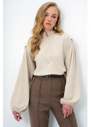 Trend Alaçatı Stili بلوزة قميص نسائية بياقة القاضي باللون البيج وأزرار أمامية وأكمام بالونية Alc-X11872