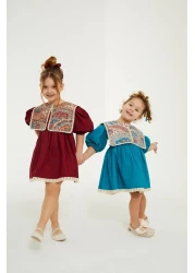 Elidabutik فستان باللون العنابي مع تفاصيل طية صدر السترة بنمط عرقي