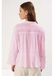  Collection قميص منسوج من القماش القطني باللون الوردي الفاتح مع دانتيل على الأكمام مقاس عادي عادي TWOSS25GO00038