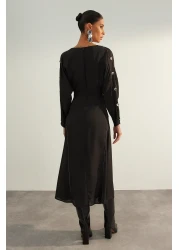  Collection إصدار محدود من الفستان الأسود المنسوج على شكل حرف A مع تفاصيل الخياطة TWOAW24EL00866