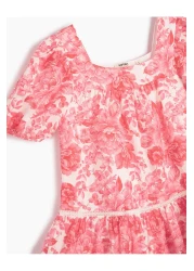 Koton فستان قصير مزين بالزهور وأكمام بالونية قصيرة وياقة مربعة مبطن