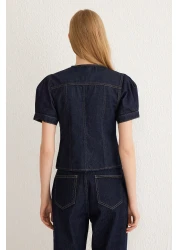  Collection بلوزة من قماش الدنيم بأكمام قصيرة باللون الأزرق الداكن ورقبة على شكل حرف V TWOSS25BZ00000