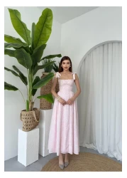 Julidress فستان ميدي بتفاصيل مشد مزين بنقشة الزهور ومطويات مميزة