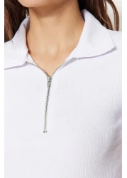  Collection بلوزة بيضاء بسحاب ومفصلة وياقة بولو ومضلعة ومتماسكة TWOSS23BZ00496