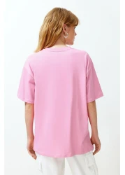  Collection تي شيرت محبوك وردي 100% قطن مطبوع عليه شعار القلب كبير الحجم/مريح TWOSS24TS00139