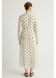  Modest فستان منسوج من الشيفون باللون البيج الفاتح مع حزام وياقة واقفة TCTSS21EL3346