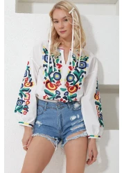 Trend Alaçatı Stili بلوزة نسائية بيضاء مطرزة بالنيون من البوبلين ALC-X11926