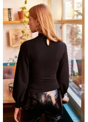 Olalook بلوزة نسائية من الكريب بأكمام منتفخة من الأمام باللون الأسود BLZ-19000708