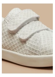 Flora Bella by Shoexpress أحذية رياضية مزخرفة مع إغلاق بخطاف وحلقة