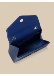 هذه الحقيبة المسائية لها سعة معينة لحمل العناصر مثل الهاتف والمحفظة والمستحضرات التجميلية. التصميم القابل لل