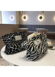 كيس تجميل بطباعة الزرافة أنيق ذو مقبض - منظم مكياج ذو سعة كبيرة للنساء، رائع للاستخدام اليومي أو السفر والعطلا