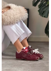 NİŞANTAŞI SHOES حذاء رياضي نسائي برباط ونعل مسطح غير لامع من Fabian Claret