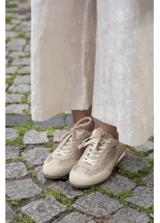 Marjin حذاء رياضي نسائي حجري باللون البيج/الحلوى الصقيع