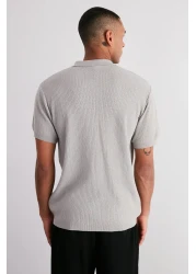  Collection إصدار محدود من تي شيرت محبوك بياقة بولو وسحاب ومخرم بقصة عادية TMNSS24PO00001