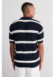  Collection تي شيرت بولو مخطط من القطن باللون الأزرق الداكن - إصدار محدود من TMNSS24PO00004