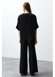  Collection طقم بلوزة وبنطلون أسود برقبة على شكل حرف V - TWOSS24AU00096