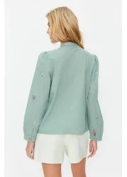  Collection قميص عادي مطرز بالزهور الخضراء مع تفاصيل مطرزة TWOSS23GO00152