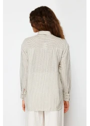  Collection قميص منسوج بمظهر كتان كبير الحجم مخطط باللون الأخضر TWOSS24GO00050