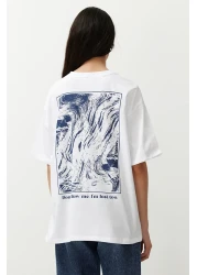  Collection تي شيرت أبيض محبوك 100% من القطن مطبوع من الأمام والظهر مقاس كبير/مريح TWOSS24TS00234