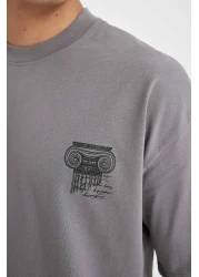 Defacto تي شيرت رمادي كبير الحجم للرجال - رقبة دائرية، طباعة خلفية، قطن، كم قصير D4908ax24au