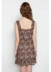  Collection فستان محبوك قصير برقبة مربعة ومطبوع باللون البني على شكل حرف A TWOSS23EL00348