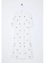  Collection فستان قميص منسوج متوسط الطول مطرز بالزهور من إكرو TWOSS25EL00039