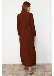  Modest فستان منسوج ذو قصة واسعة وياقة واقفة باللون البني TCTSS22EB00171