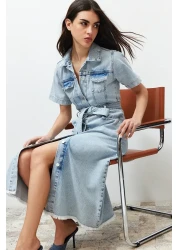  Collection فستان طويل من قماش الدنيم باللون الأزرق مع حزام TWOSS24EL00377