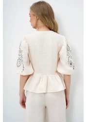 Trend Alaçatı Stili بلوزة نسائية من الكتان والموسلين برباط وتطريز على شكل حرف V من إكرو ALC-X13993