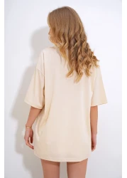 Trend Alaçatı Stili تي شيرت نسائي بيج برقبة دائرية ومطرز باللؤلؤ والحجر ALC-X11964