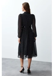  Collection فستان متوسط ​​الطول من الشيفون المبطن باللون الأسود وحزام منقط TWOSS24EL00839