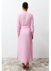  Modest فستان قميص منسوج باللون الوردي مع حزام وأزرار TCTSS24EB00127