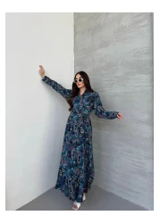 Att فستان Attstil كامل الطول بنمط شال وأزرار على خلفية زرقاء