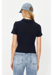  Collection بلوزة مضلعة بياقة بولو باللون الأزرق الداكن - تفاصيل سحاب، محبوكة قابلة للتمدد، مقاس مناسب TWOSS23BZ00496