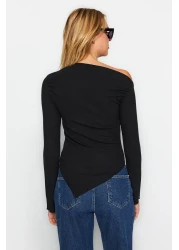  Collection أسود ثنيات قارب الرقبة غير المتكافئة بسط كم طويل محبوك بلوزة TWOAW24BZ00393