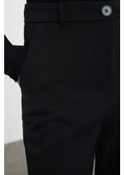  Collection بنطال أسود أساسي من القماش المنسوج بأرجل ضيقة TWOSS19ST0038